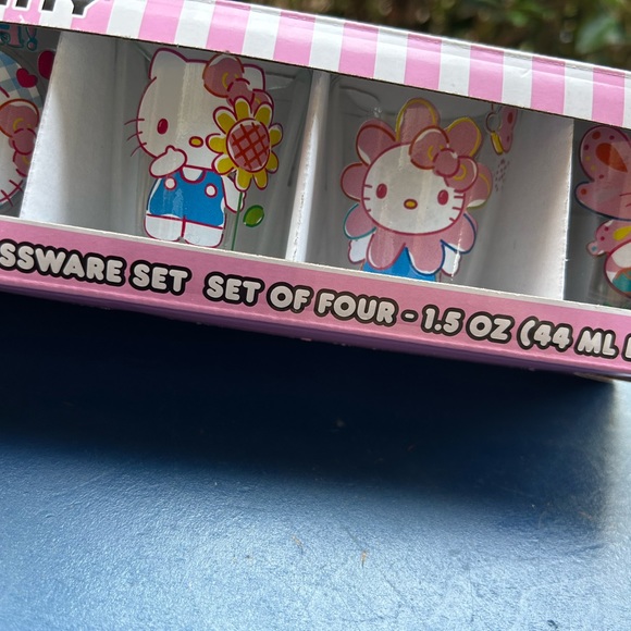 Hello Kitty Summer Shot Glass Set - Set of Four 1.5oz Glasses - Picture 7 of 10